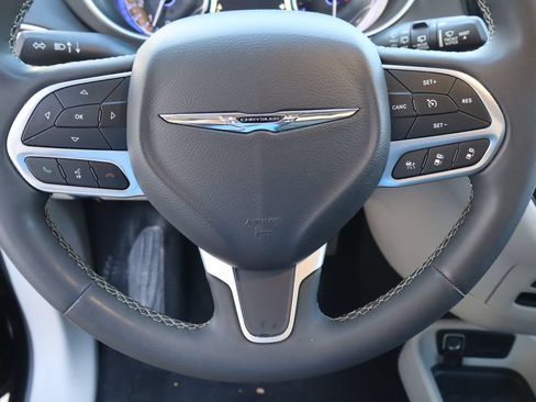 Used 2023 Chrysler Pacifica Touring-L FWD image 12