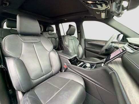 Used 2023 Jeep Grand Cherokee Overland w/ Luxury Tech Group IV image 16