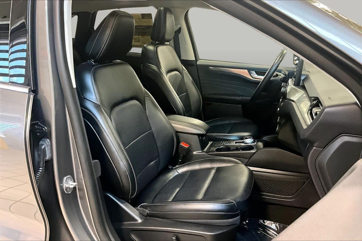 Used 2022 Ford Escape Titanium FWD image 8