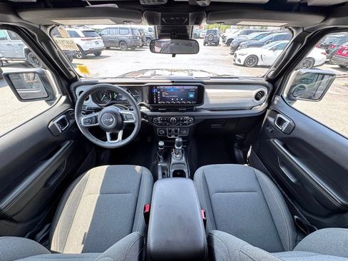 Used 2025 Jeep Wrangler Unlimited Sahara AWD/4WD image 24
