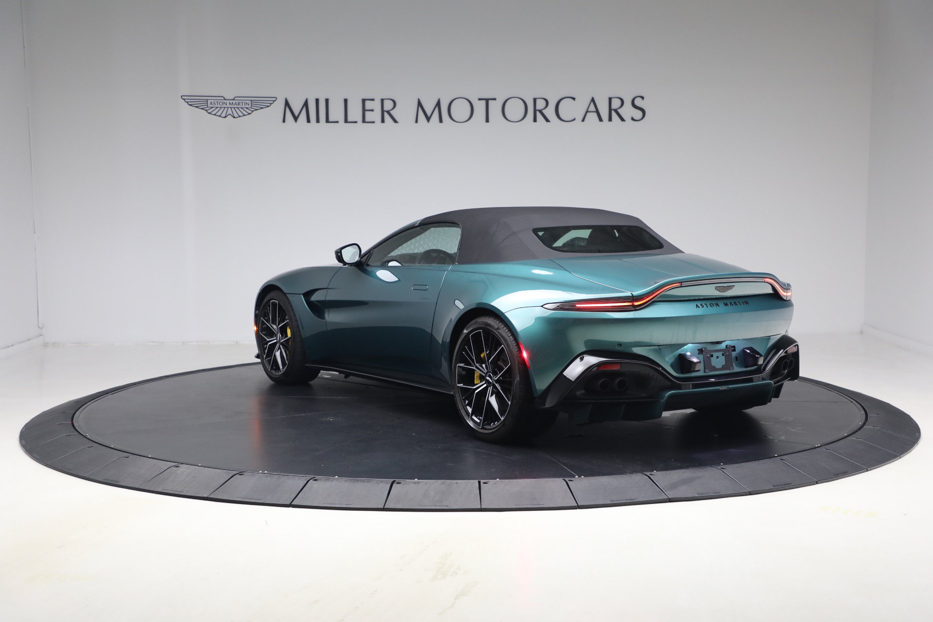 Used 2023 Aston Martin V8 Vantage Roadster RWD image 19