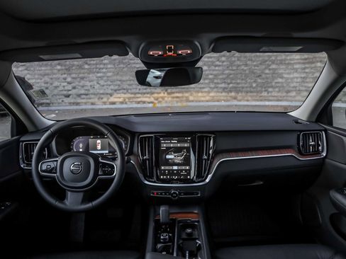 Used 2023 Volvo S60 B5 Plus w/ Climate Package image 25