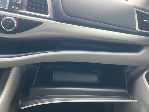 Used 2019 Toyota Highlander XLE image 27