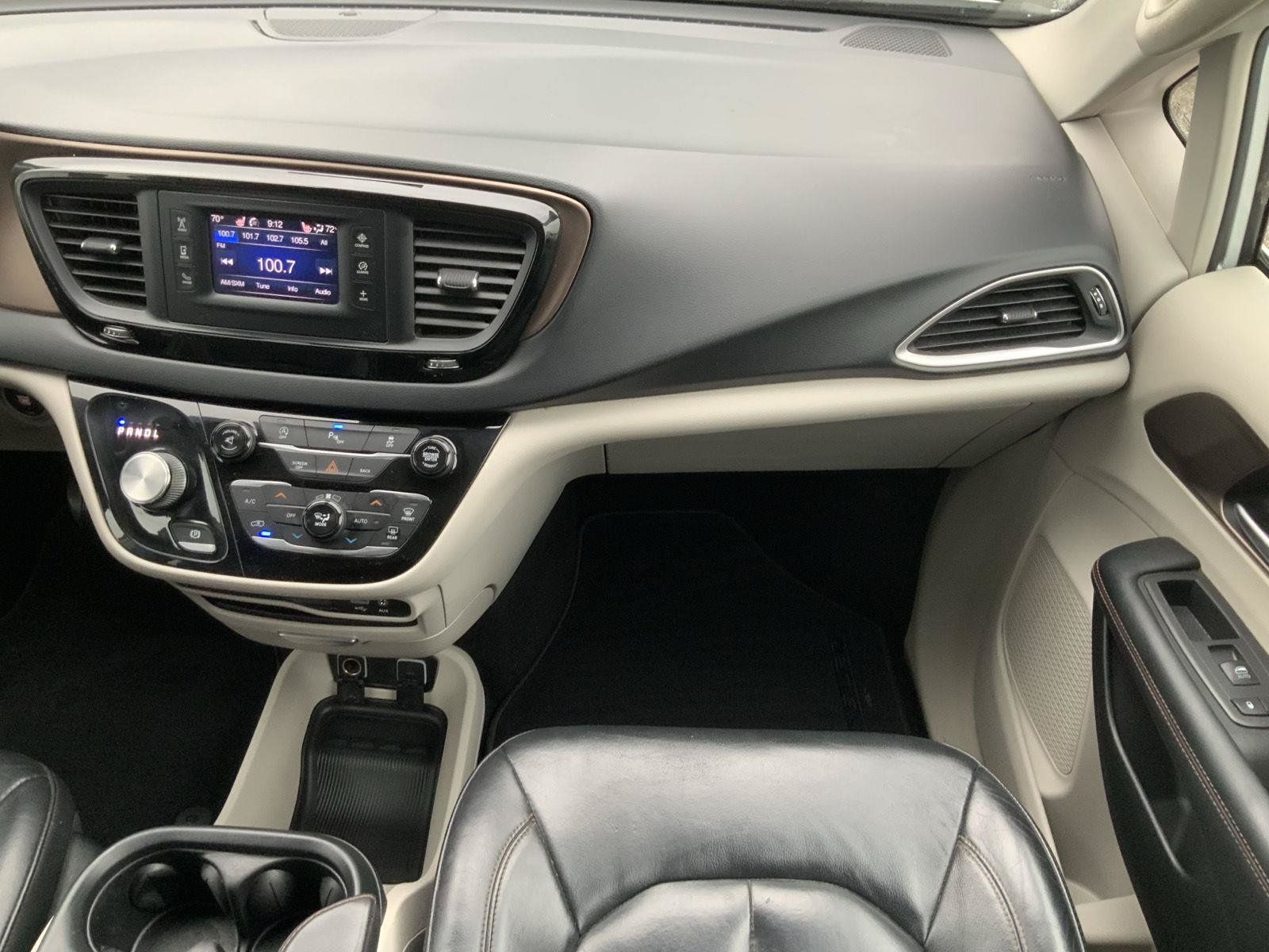 Used 2017 Chrysler Pacifica Touring-L FWD image 52