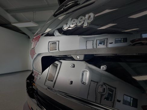 Used 2023 Jeep Grand Cherokee L Limited AWD/4WD image 33