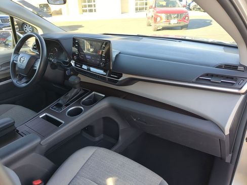Used 2024 Toyota Sienna LE image 33