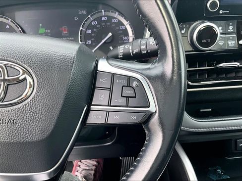 Used 2021 Toyota Highlander XLE image 25