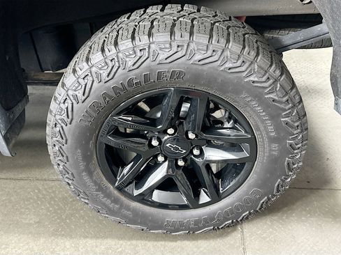 Used 2025 Chevrolet Silverado 1500 Custom Trail Boss AWD/4WD image 11
