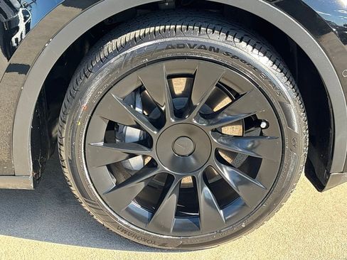 Used 2022 Tesla Model Y Long Range image 32