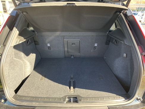 Used 2025 Volvo XC40 B5 Plus image 34