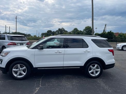 Used 2018 Ford Explorer XLT FWD image 3