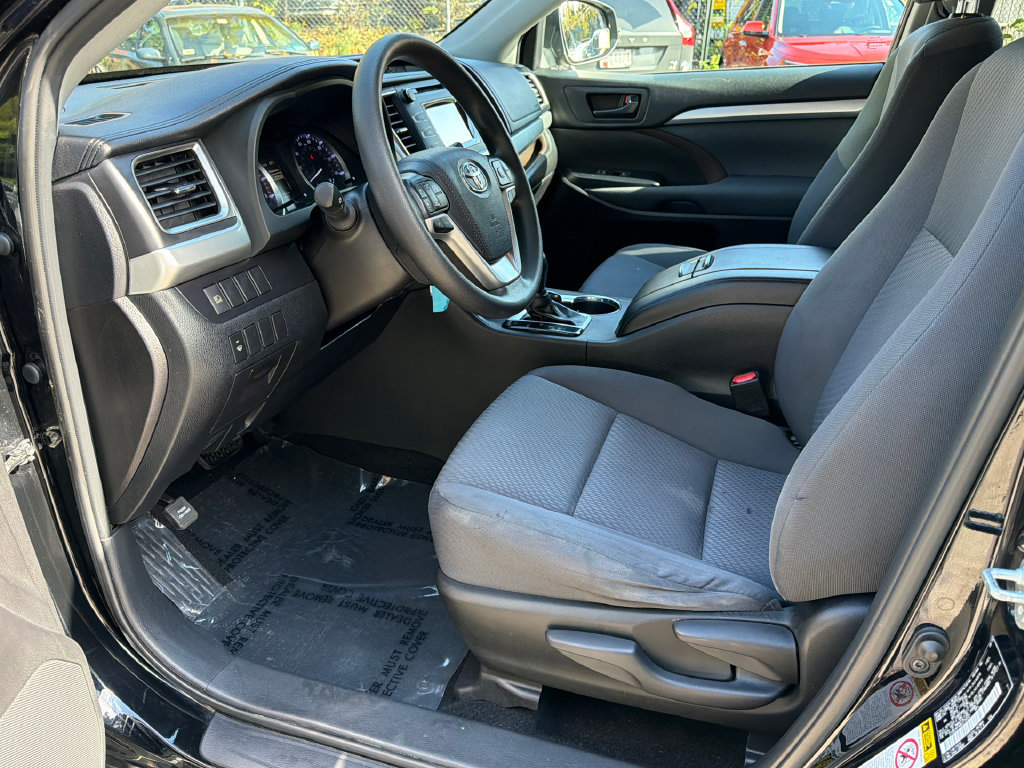 Used 2019 Toyota Highlander LE AWD/4WD image 18