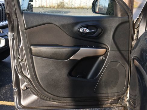 Used 2018 Jeep Cherokee Latitude w/ Altitude Package image 9