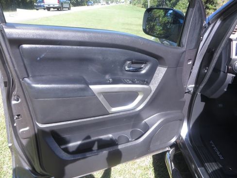 Used 2017 Nissan Titan SV image 14