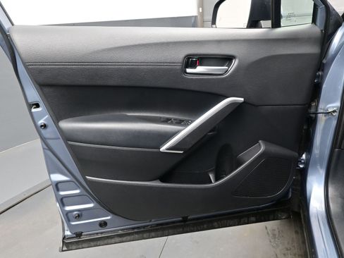 Used 2022 Toyota Corolla Cross XLE image 9