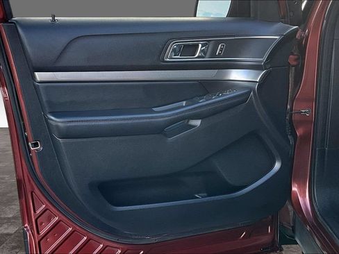 Used 2018 Ford Explorer XLT w/ Equipment Group 202A AWD/4WD image 12