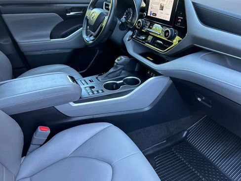 Used 2023 Toyota Highlander XLE image 18