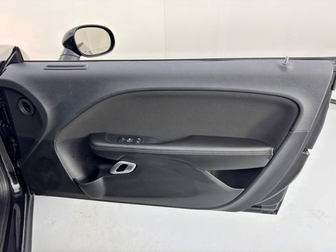 Used 2015 Dodge Challenger SXT image 31