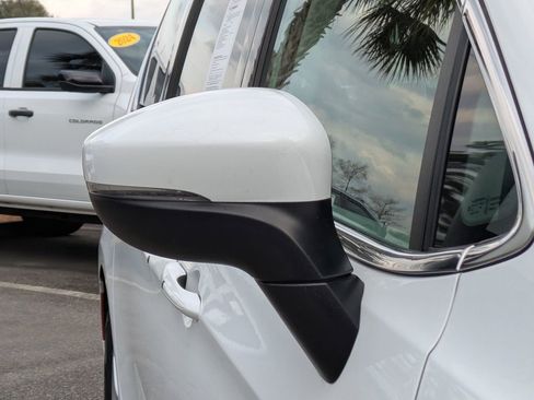 Used 2023 Chrysler Pacifica Touring-L image 11