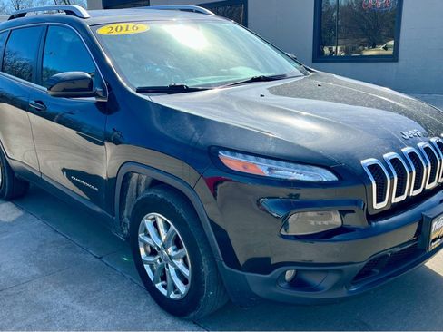 Used 2016 Jeep Cherokee Latitude w/ Cold Weather Group image 1