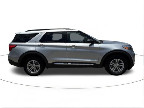 Used 2023 Ford Explorer XLT AWD/4WD image 2