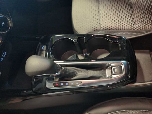 Used 2025 Chevrolet Trax LT w/ LT Convenience Package image 17