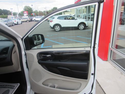 Used 2019 Dodge Grand Caravan SE FWD image 8