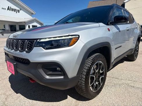 Used 2025 Jeep Compass Trailhawk w/ Trailhawk Elite Group AWD/4WD image 5