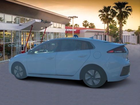 Used 2022 Hyundai Ioniq SE image 5