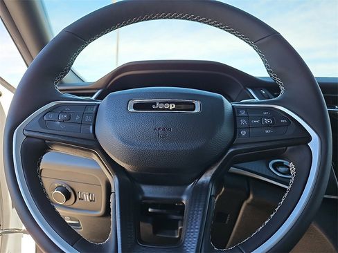 New 2025 Jeep Grand Cherokee Altitude image 19