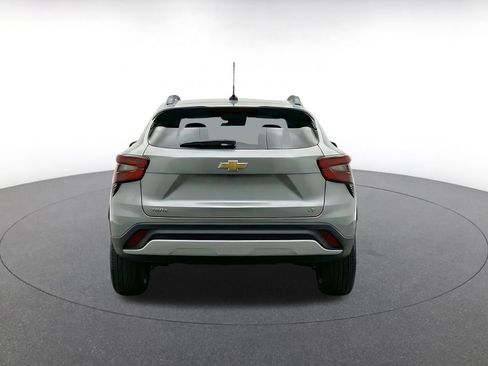 Used 2025 Chevrolet Trax LT FWD image 8