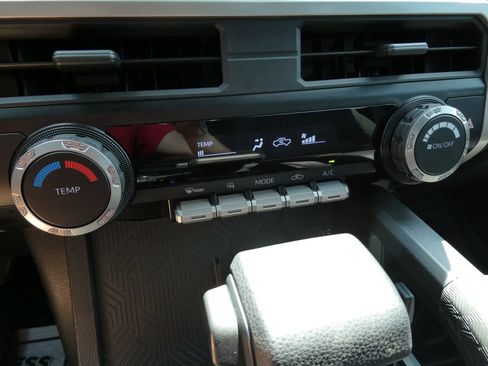 Used 2024 Toyota Tacoma SR AWD/4WD image 28