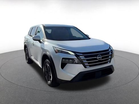 Used 2025 Nissan Rogue SV FWD image 3