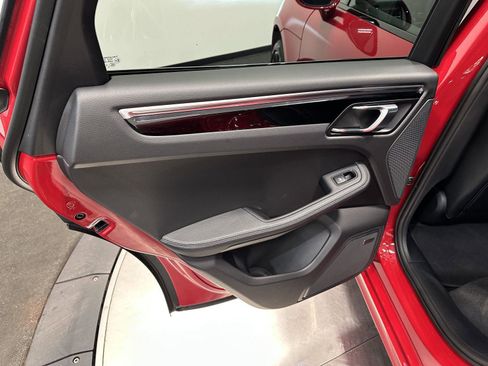 Certified 2025 Porsche Macan AWD/4WD image 32