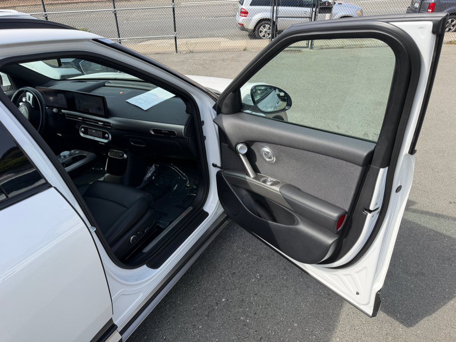 Used 2024 Genesis GV60 RWD image 40