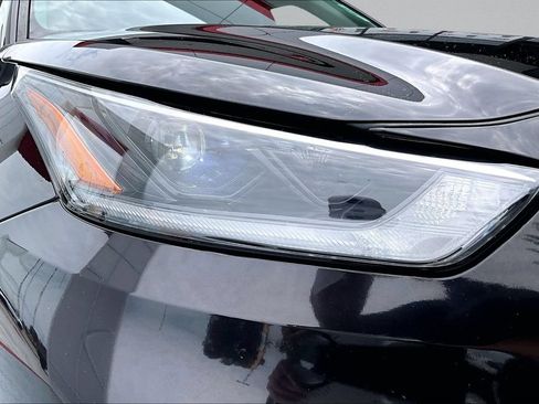Used 2021 Toyota Highlander XLE AWD/4WD image 34