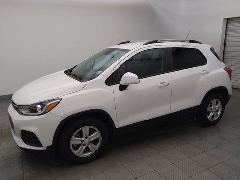 Used 2021 Chevrolet Trax LT w/ LT Convenience Package FWD image 2