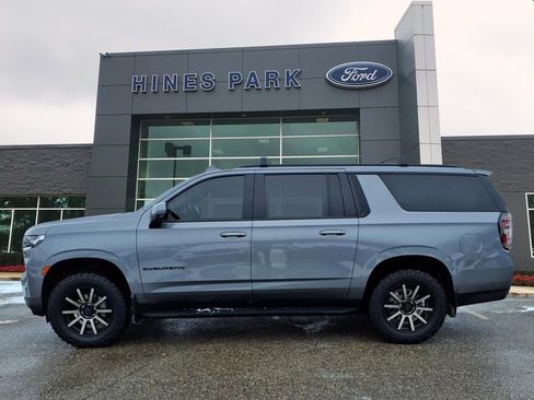 Used 2021 Chevrolet Suburban RST w/ Luxury Package image 4