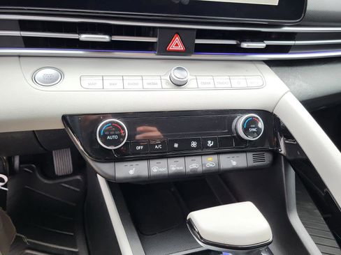 Used 2024 Hyundai Elantra Limited image 21