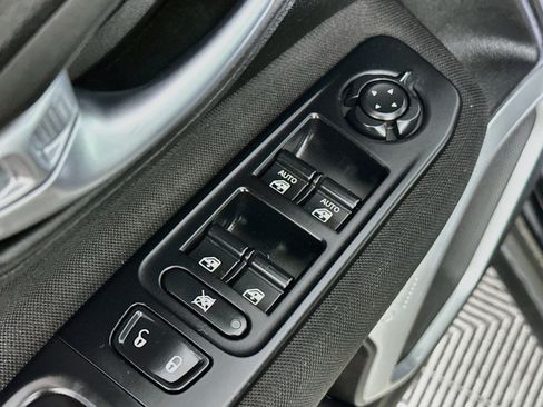 Used 2018 Jeep Renegade Latitude w/ UConnect 8.4 Nav Group FWD image 18