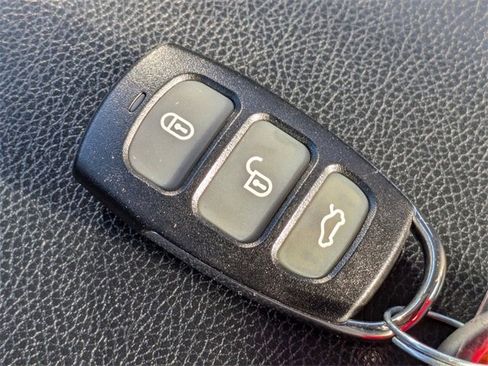 Used 2016 Hyundai Elantra SE image 24