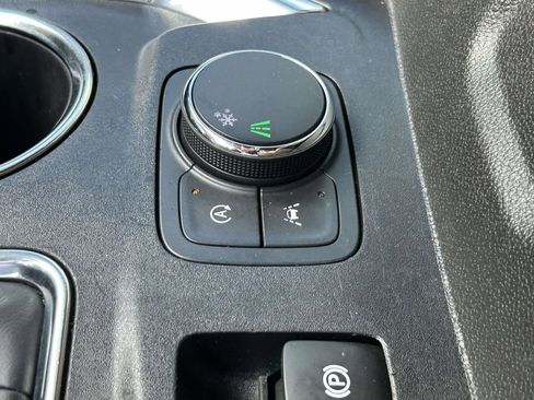 Used 2023 Chevrolet Traverse LT image 28