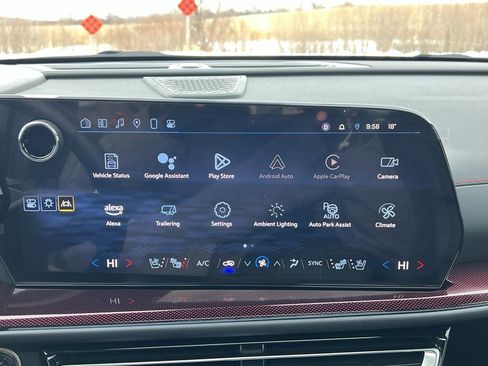 Used 2024 Chevrolet Traverse RS image 25