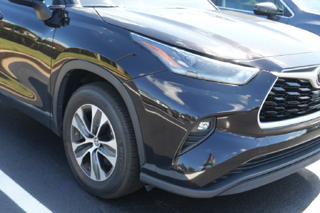 Used 2021 Toyota Highlander XLE FWD image 3