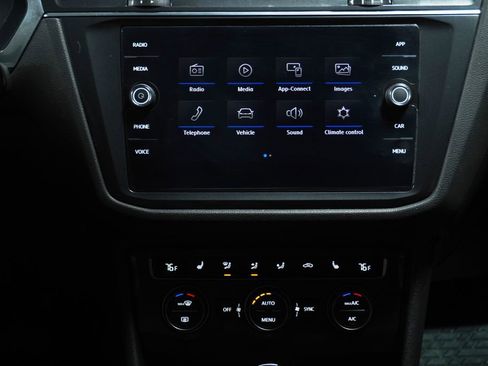 Used 2020 Volkswagen Tiguan SE image 19
