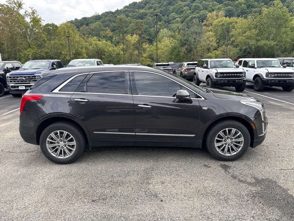 Used 2017 Cadillac XT5 Luxury w/ Driver Awareness Package FWD image 2
