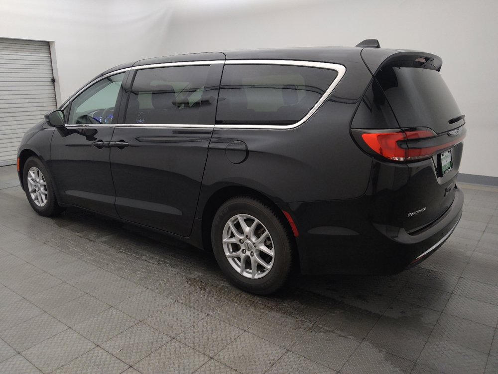 Used 2023 Chrysler Pacifica Touring-L FWD image 3