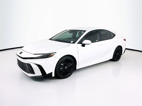 Used 2025 Toyota Camry SE FWD image 3