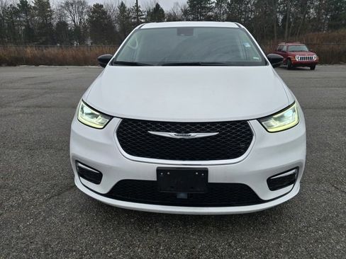 Used 2024 Chrysler Pacifica Touring-L image 8