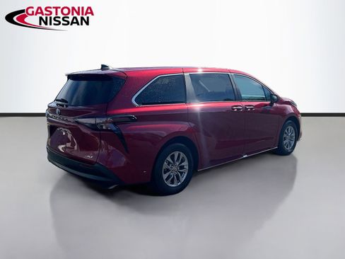 Used 2025 Toyota Sienna XLE image 9